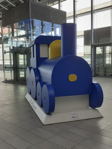 908921 Afbeelding van een model van een stoomlocomotiefje met nijntje, ontworpen door Dick Bruna, in de stationshal van ...